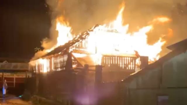 Incendiu puternic la o gospodărie din Apa Asău: o anexă de 140 mp și depozitul de furaje au fost distruse