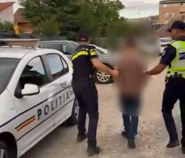 Tânăr de 18 ani, reținut după o cursă nebună în Apahida: a furat o dubă, a băut și a intrat în parapet