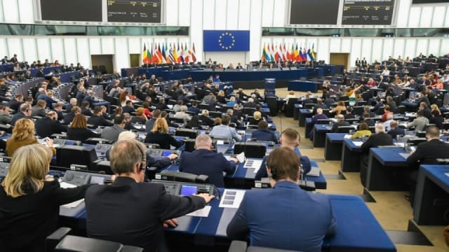 sediu Parlamentul European, oameni la muncă, discuții