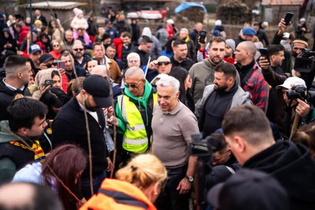 Călin Georgescu, refuzat de fabrica din Vaslui în timpul turneului politic