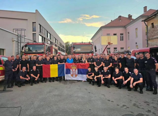 Cei 69 de pompieri români care au ajutat în Serbia se întorc în țară