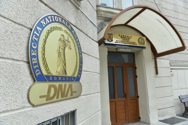 Constanța: Doi asistenți universitari și două studente, reținuți pentru fraudarea examenelor la Medicină