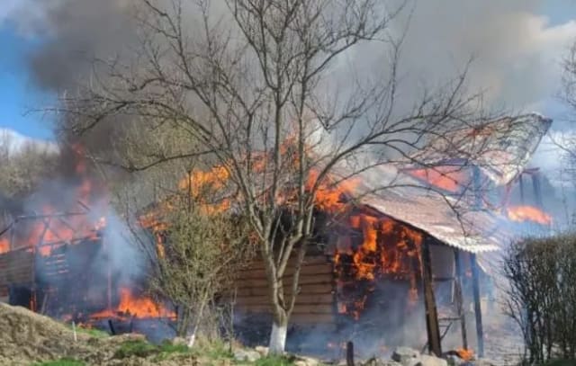 Incendiu în comuna Pâncești din Bacău: o anexă a fost distrusă, un bărbat a ajuns la spital