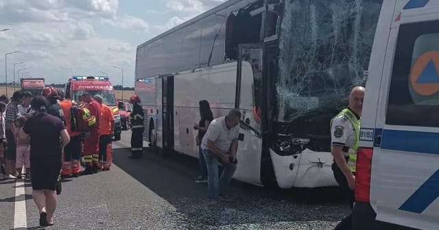 Un autocar cu 60 de pasageri s-a ciocnit cu un TIR pe A2 în Călărași