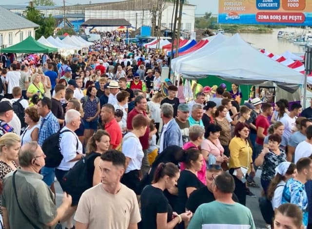 Valuri de turiști au ajuns la un festival care nu exista în Jurilovca