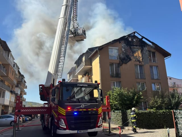 Incendiu de amploare în Florești: mai multe apartamente și acoperiș afectate