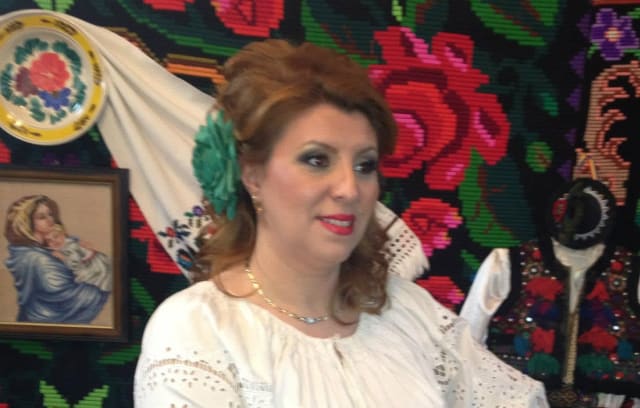 Carmen Biruescu în studio, cântând la radio
