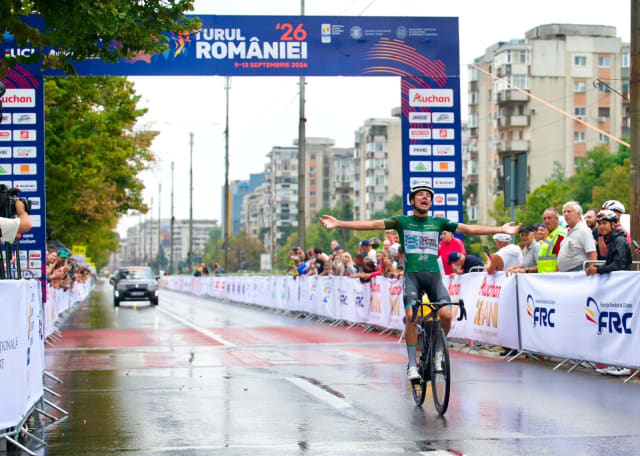 cicliști în cursă pe traseu montan