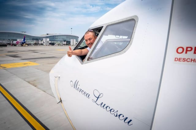 avion TAROM denumit Mircea Lucescu în zbor deasupra Bucureștiului