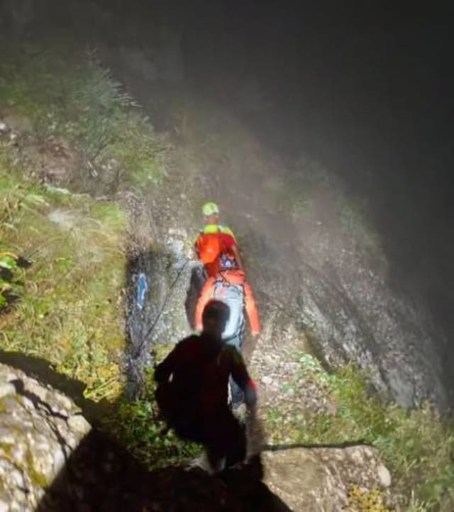 Doi turiști au fost salvați în toiul nopții de pe Jepii Mici de salvamontiști
