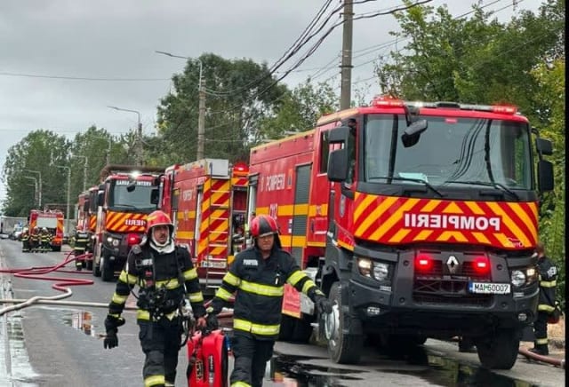 Un incendiu a distrus o casă din Timiș, două persoane au fost spitalizate
