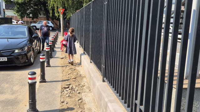 Lucrările de pe strada Tunari au lăsat un șanț periculos în fața unei școli