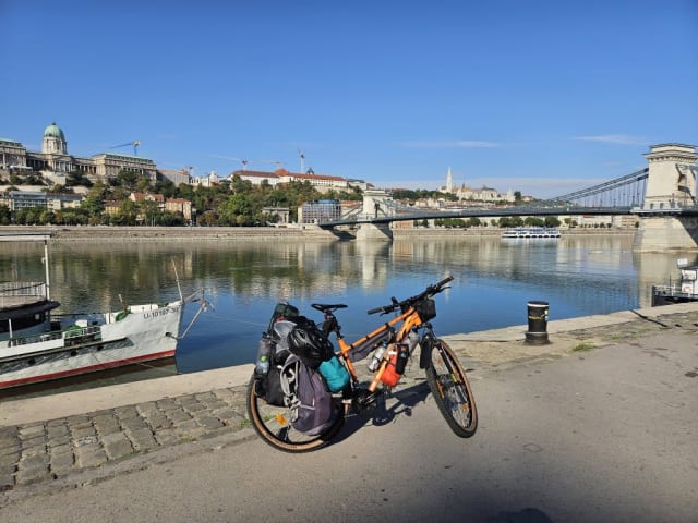 Un student din Cluj pedalează 1.400 km spre Berlin pentru Diana