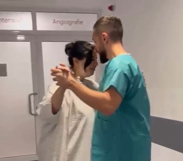 O mămică dansează în travaliu după epidurală, demonstrând că se poate