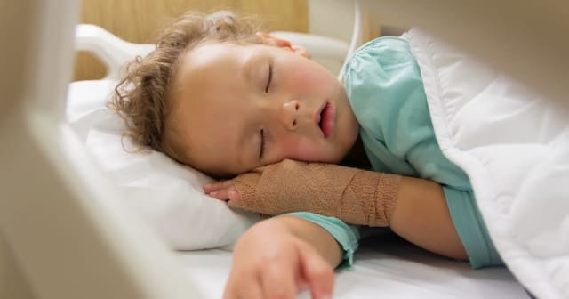 copil de 3 ani tratat pentru cancer hepatic metastatic