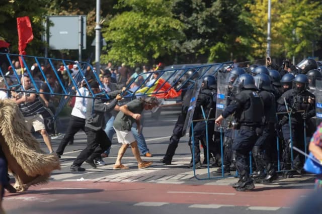 Protestul oierilor din București a degenerat în violențe și intervenție a jandarmilor