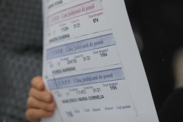 Senatul a aprobat cod de bare/QR pe talonul de pensie pentru facilități de transport