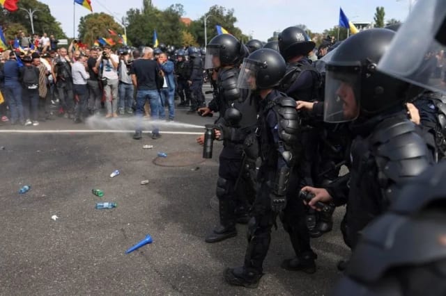 Un buzoian a fost plasat în arest la domiciliu după violențele din Piața Victoriei