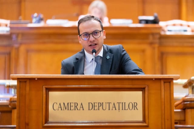 deputat Alexandru Bordian discutând cu cetățeni din Galați