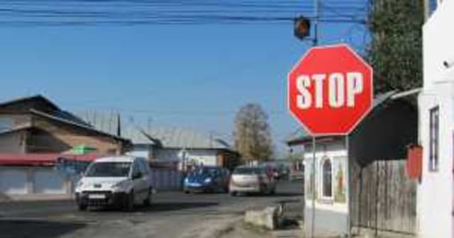 Accident în intersecția Iuliu Maniu – Libertății, o femeie rănită după ce șoferul nu a respectat STOP-ul