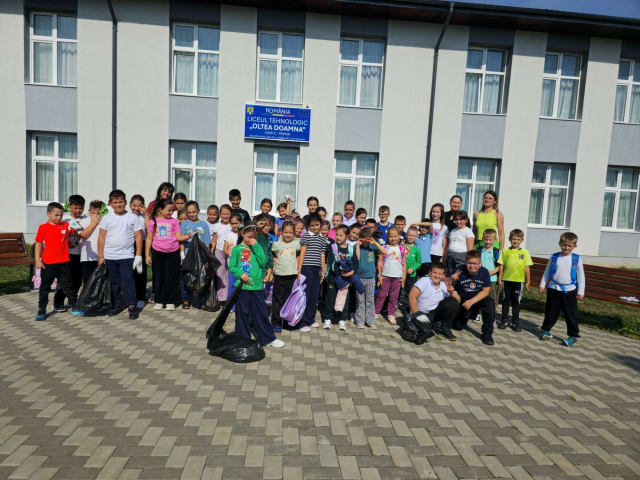 Elevi și profesori ecologizând spații verzi, saci de deșeuri și mănuși de protecție