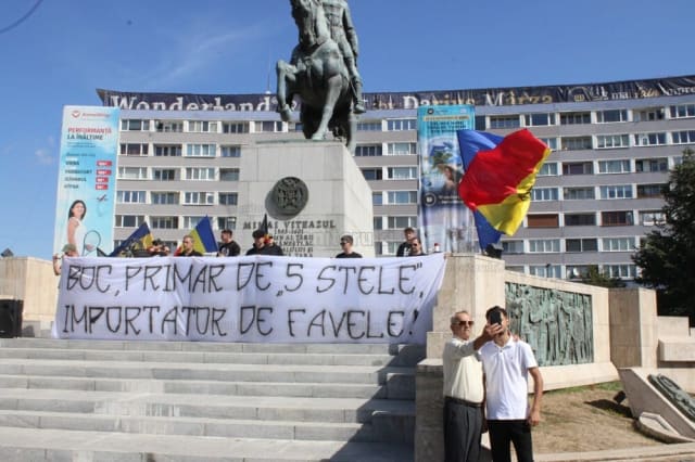 Protest în Piața Mihai Viteazu împotriva relocării din Pata Rât: cai pe balcon și macete