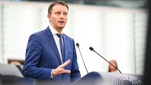 Siegfried Mureșan în fața Parlamentului în timpul prezentării programului de guvernare