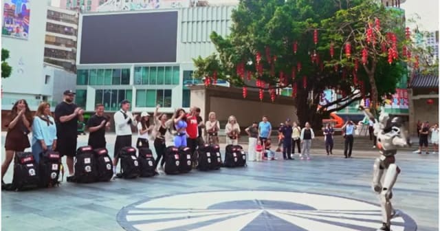Cheloo reacționează la întâlnirea cu robotul în China