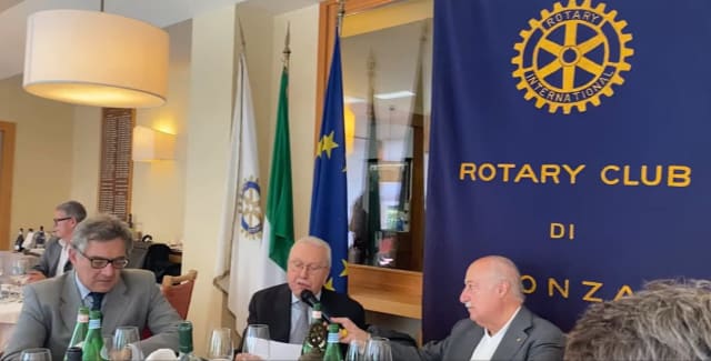 bărbat în vârstă de 101 ani în birou, desenând produse manual