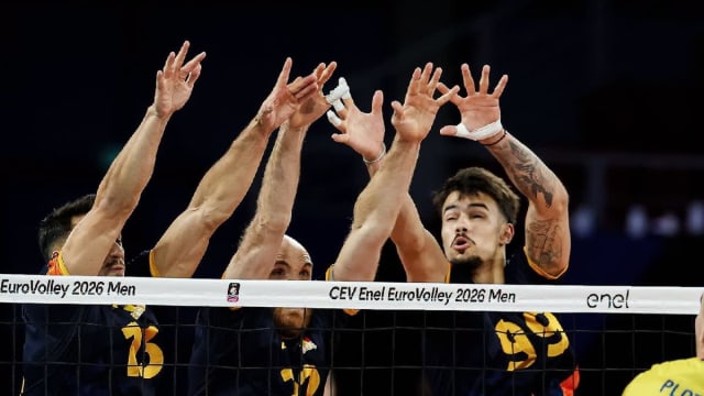meci de volei între România și Franța, jucători pe teren
