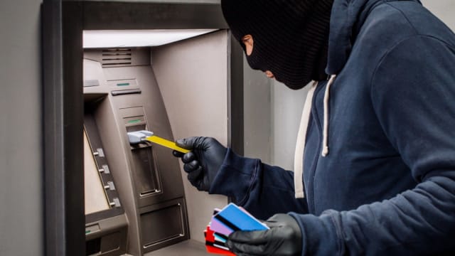 Grupare românească a furat aproape un milion de dolari din asistență socială în SUA