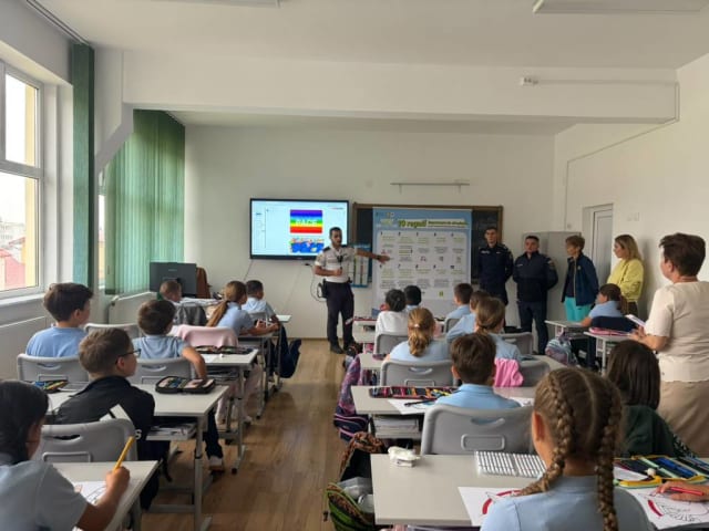 Poliția din Săcele au organizat o lecție de educație rutieră pentru elevi