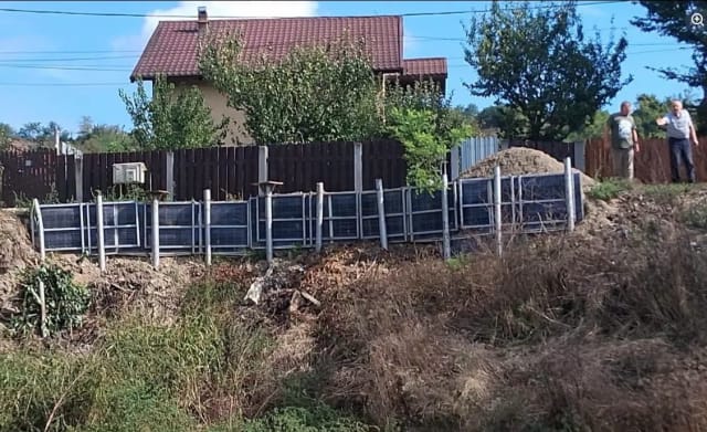 Panouri fotovoltaice scoase din uz folosite pentru consolidarea unui mal în Mărgineni, amenzi de 22.000 de lei