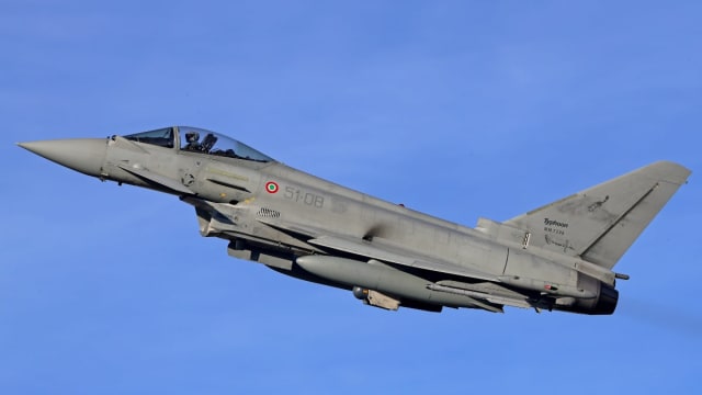 soldați NATO doborând o dronă în spațiul aerian al Lituaniei