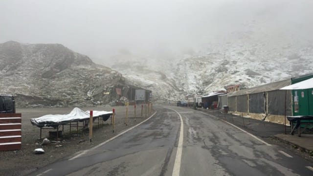 Primul strat de zăpadă din sezonul 2026 pe Transfăgărășan, fără impact asupra traficului