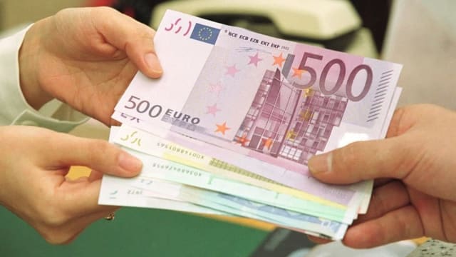 O tânără din Austria trebuie să returneze peste 10.000 de euro, după o eroare de procesare