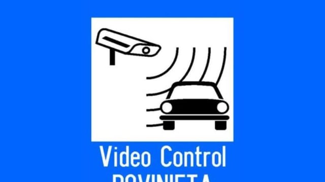 mașini parcate pe stradă, simbol tarifare auto