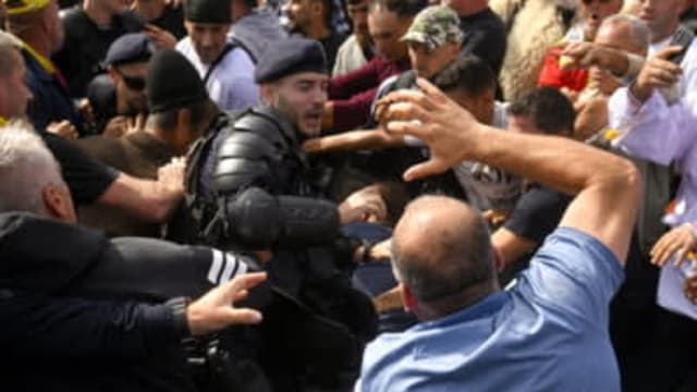 Doi membri AUR au fost reținuți după violențele de la protestul ciobanilor din Capitală