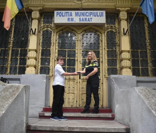 Un băiat de 13 ani din Buzău a găsit și a predat un portofel pierdut