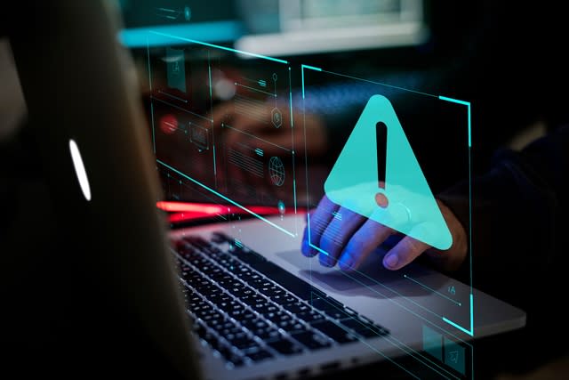 Nouă schemă de fraudă bancară cu carduri false trimise prin poștă