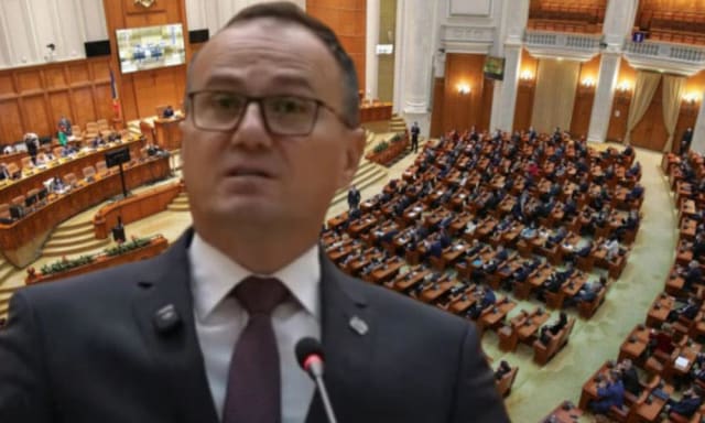 Aurelian Cotinescu în cadrul unei conferințe de presă