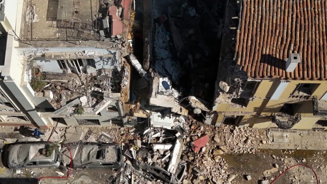 Clădire prăbușită în Atena după explozie, trei răniți; incendiu pe feribot lângă Mykonos