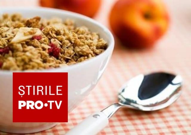 porții de cereale integrale în bol, fructe și semințe