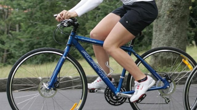 O femeie din Franța s-a stins din viață în timp ce testa bicicleta în fața copiilor, soțul atacând șoferul