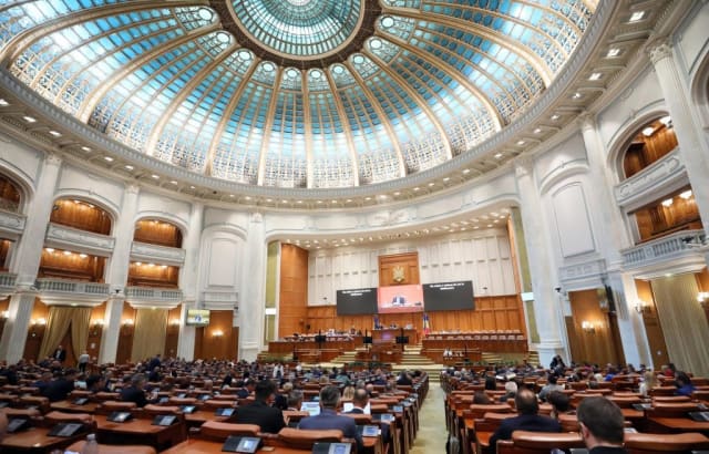 sedință parlamentară cu dezbateri despre guvern