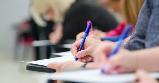 Elevi la meditații, învățare suplimentară