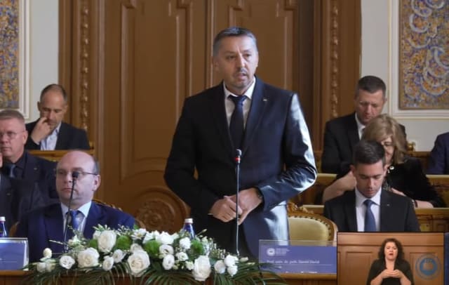 Studenți în curtea universității Babeș-Bolyai din Cluj