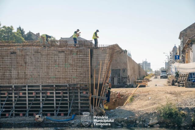 Constructorul finalizează primul pilon la Podul Muncii și lucrează la cel de al doilea