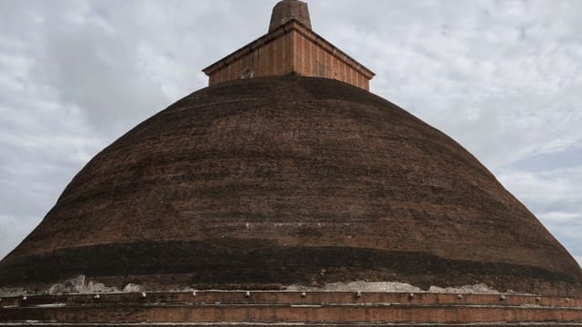 Structură antică din cărămidă, monument budist Sri Lanka