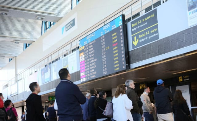 avion pe pistă, aeroport, zboruri anulate